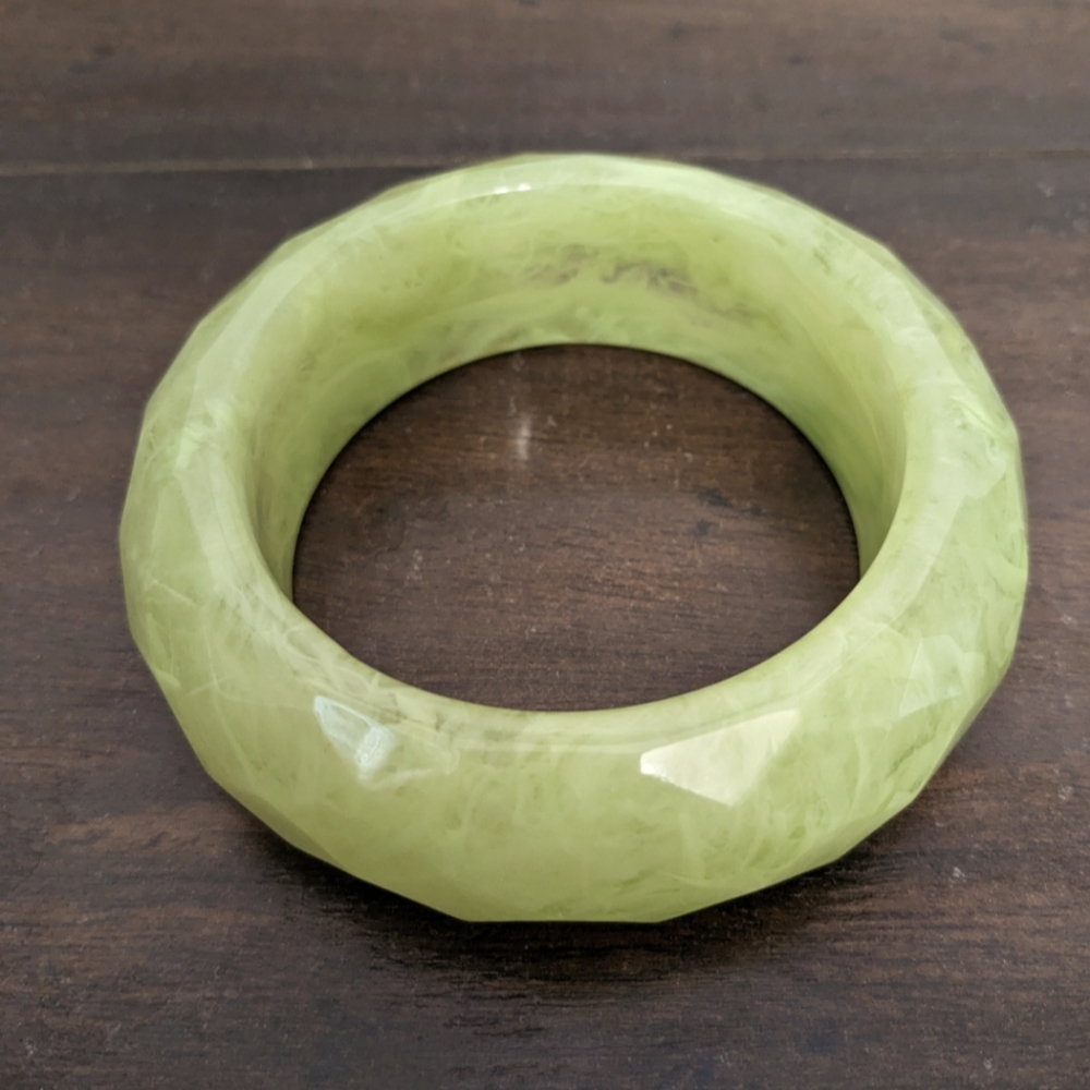Vintage lime green Lucite bracelet